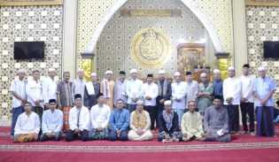 Galeri Malam Ke 21 Ramadhan Pj Bupati Inhil Laksanakan Shalat Taraweh Berjamaah di Masjid Besar Nurul Jama'ah Kuala Enok