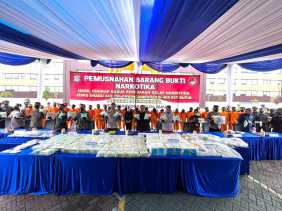 Polda Riau Musnahkan 243 Kg Sabu dan 405.527 Butir Ekstasi dari Jaringan Narkoba Internasional.