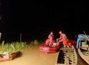 Sampan Bermuatan Sawit Tenggelam di Inhu, 1 Orang Dalam Pencarian Tim SAR
