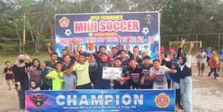 Penutupan Open Turnamen Mini Soccer HUT Desa Tani Makmur, Dodi Irawan Serahkan Piala