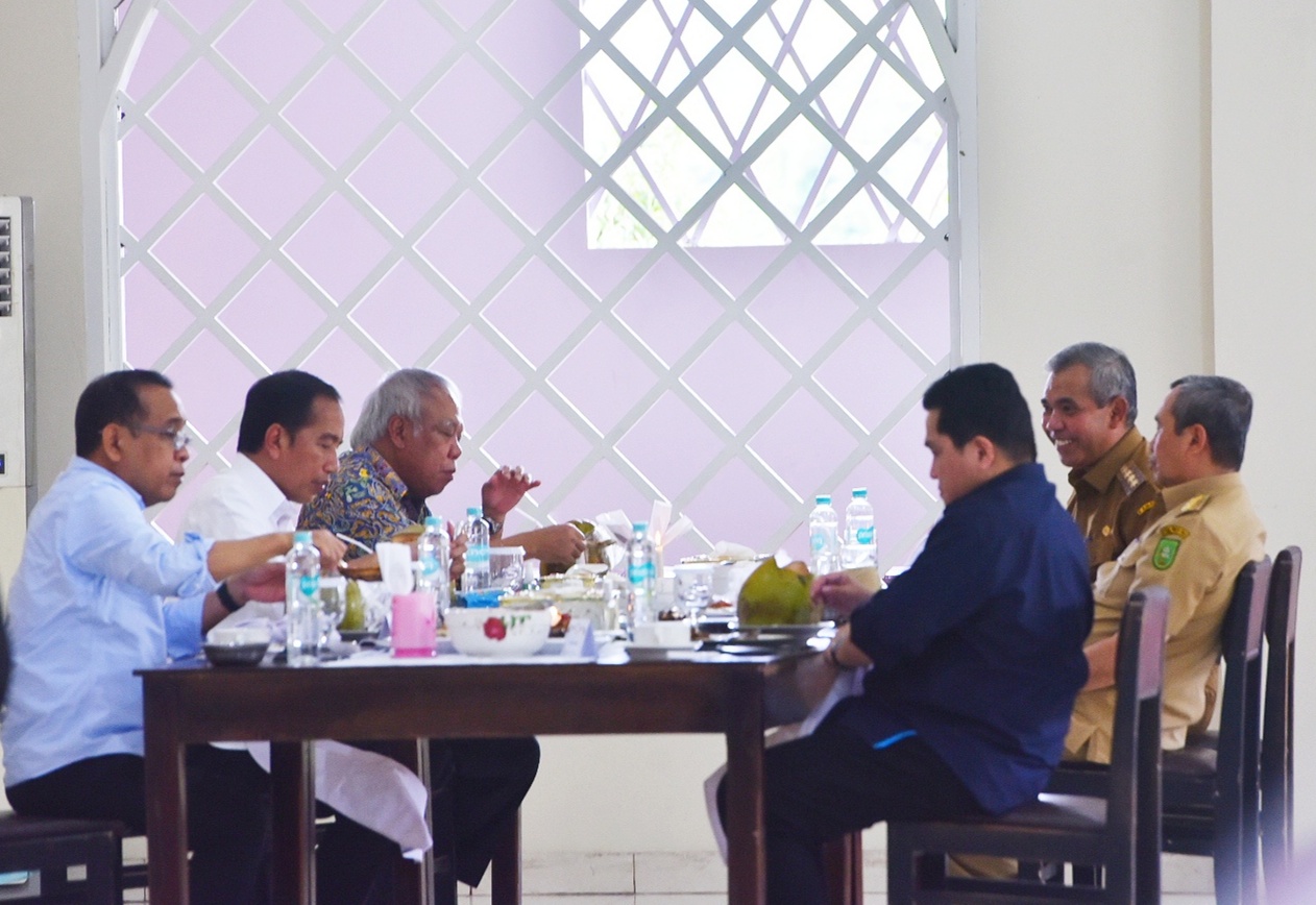 Pj Bupati Kampar Jamu Makan Siang Presiden RI Joko Widodo di Rumah Makan Pak Abbas Tambang