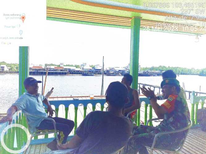 Babinsa Dialog Sosial di Tepian Pelabuhan Desa