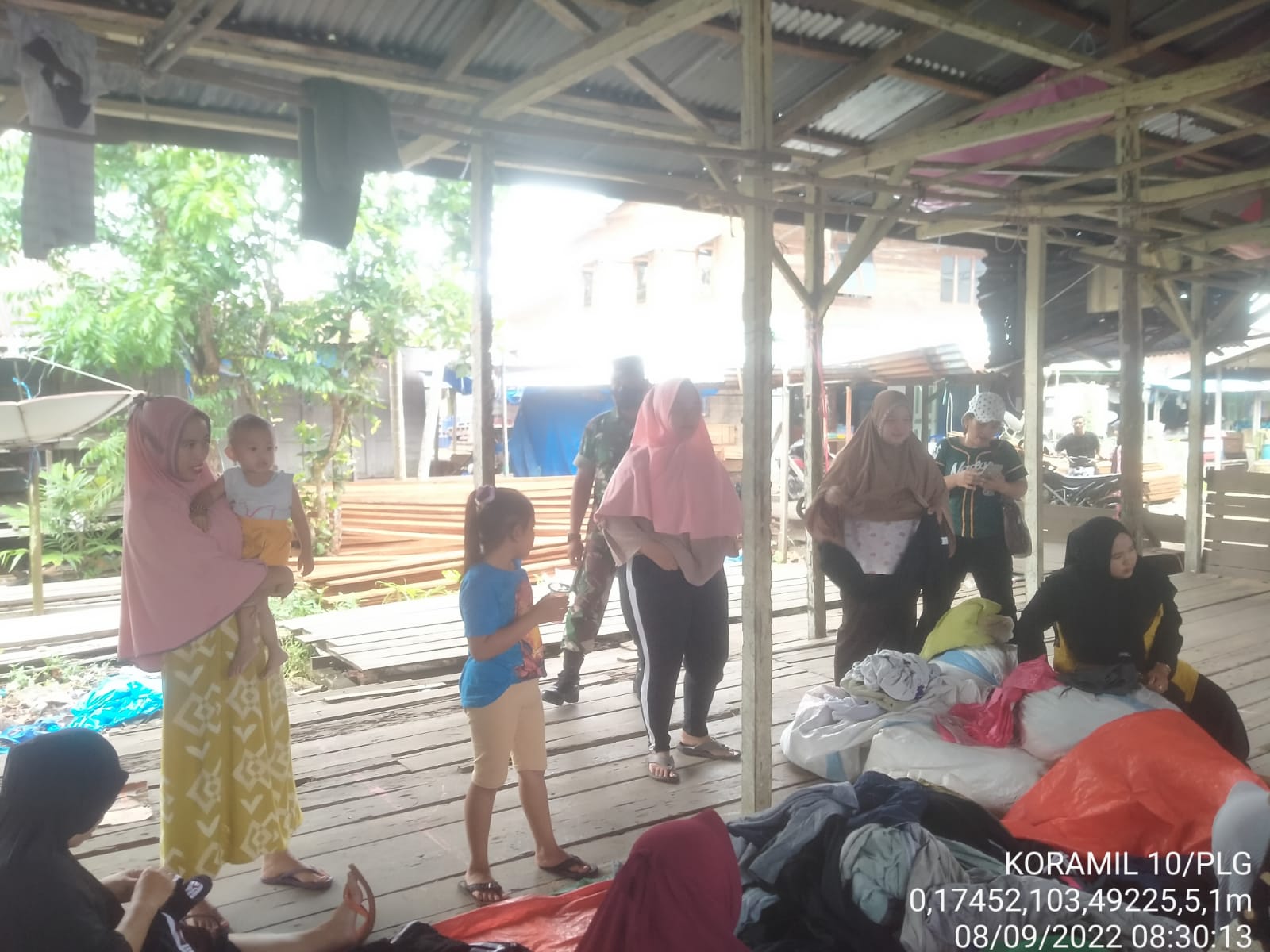 Serda Mulyadi  Babinsa Koramil 10/Pelangiran Pantau Protokes di Pasar Pelangiran
