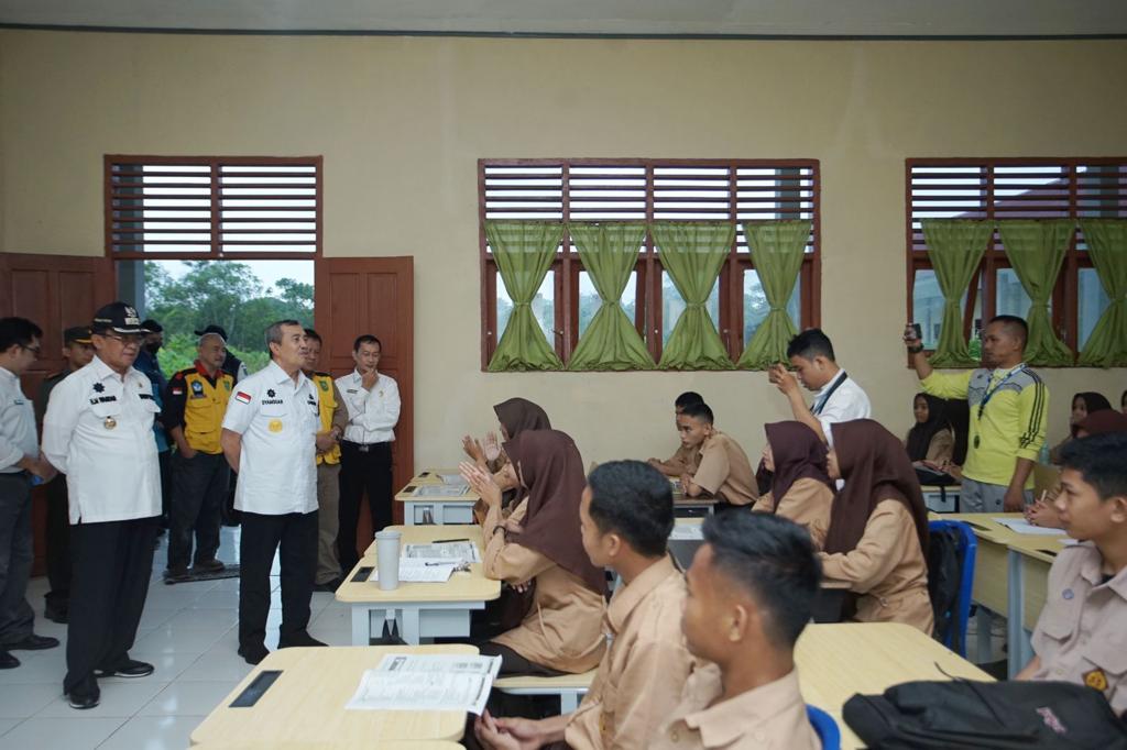 Gubernur Riau bersama Bupati Inhil sambangi SMA Negeri 1 Sungai Beringin.