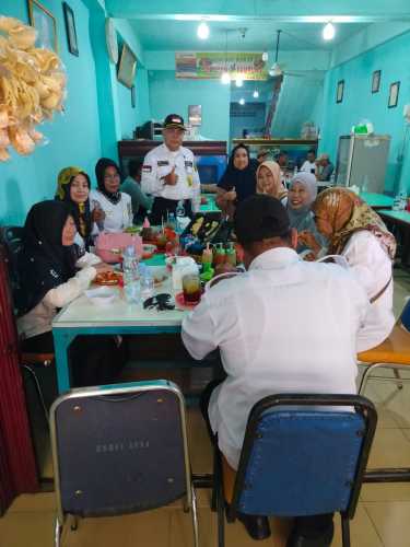 Sosialisasi Kebersihan Juga dilakukan di Sebuah Kedai Sop Ayam Kampung Abdul Manaf