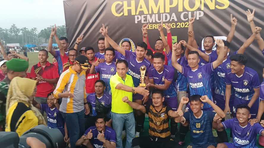 Disaksikan 5.000 Penonton, H Ferryandi Tutup Turnamen Sepak Bola Pemuda Cup Kecamatan Keritang