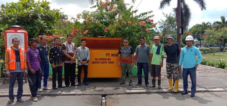 Tangani Masalah Sampah,Kadis DLH Kuansing Serahkan Bantuan Bak Sampah Besi Kepada  Pedagang Taman Jalur