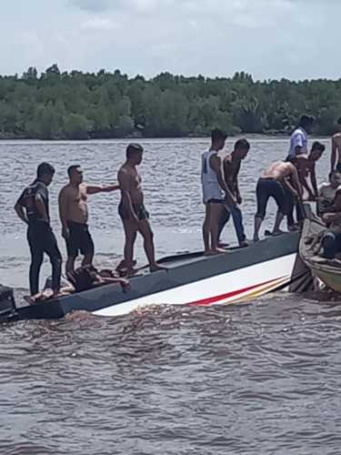 Speed Boat Terbalik Akibat Kecelakaan Tunggal  di Perairan Air Tawar