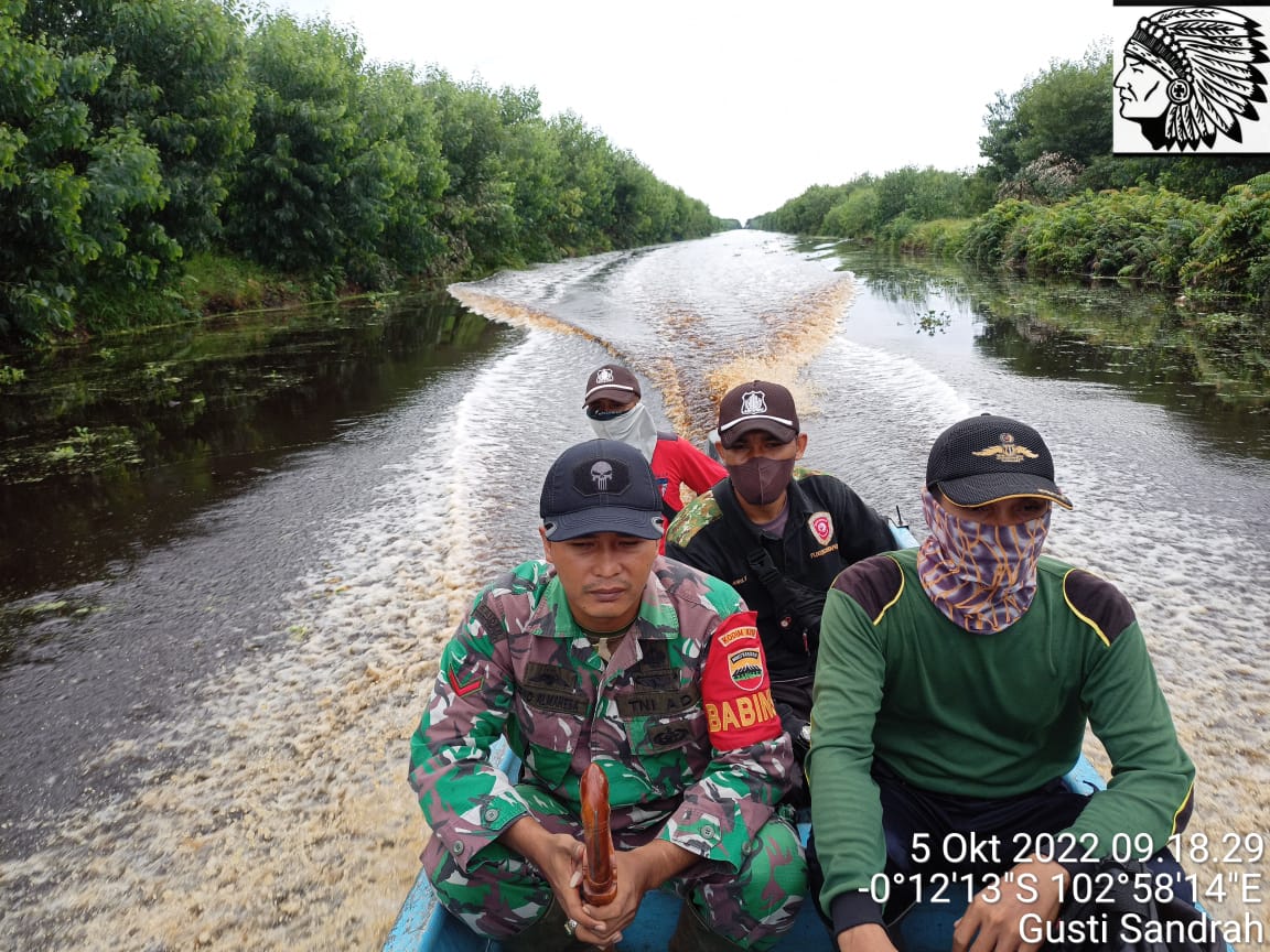 Praka Rido Almahesa Babins Koramil 05/Gas Patroli Karhutlah Menyisiri Sungai