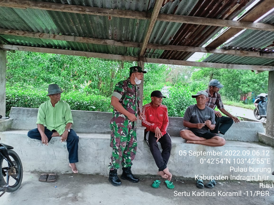 Sertu Kadirus Babinsa Koramil 11/Pulau Burung Sosialisasi Protokes dengan Silaturahmi
