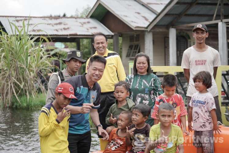 Saat Kunjungi Korban Banjir, Bupati Serahkan Bantuan Sembako Dan Ingatkan  Warga Untuk Tetap Waspada.