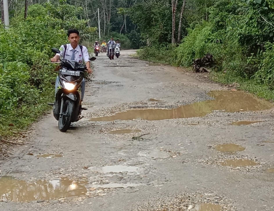 Wahai Pejabat, Lihatlah Jalan di Desa Banjar Benai