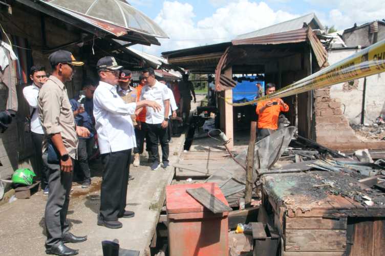 Bupati didampingi Ketua PMI Inhil Kunjungi Korban Kebakaran di Desa Sialang Panjang