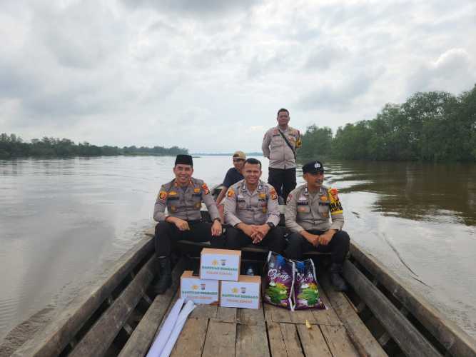 Jumat Curhat dan Jumat Barokah Polsek Kempas, Susuri Sungai Indragiri gunakan Perahu Motor.