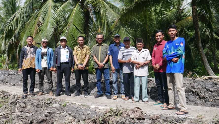 Bantuan Pembangunan Tanggul 7.000 M dan Normalisasi Sungai  dari Sambu Group di Desa Penjuru