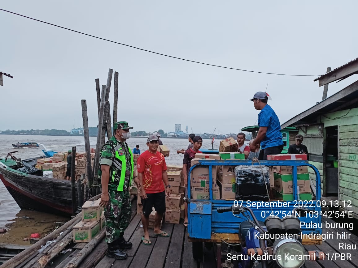 Sertu Kadirus   Babinsa Koramil 11/Pulau Burung Sosialiasi  Protokes di Pelabuhan Bongkar Muat