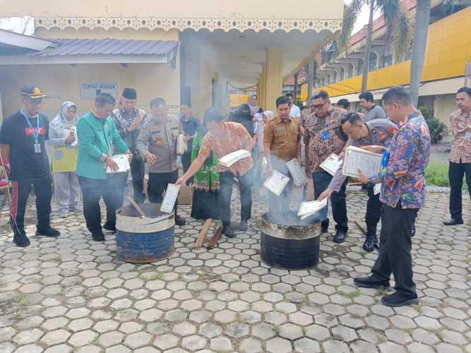 Disdik Riau Musnahkan Belasan Ribu Ijazah SMA/SMK se Riau
