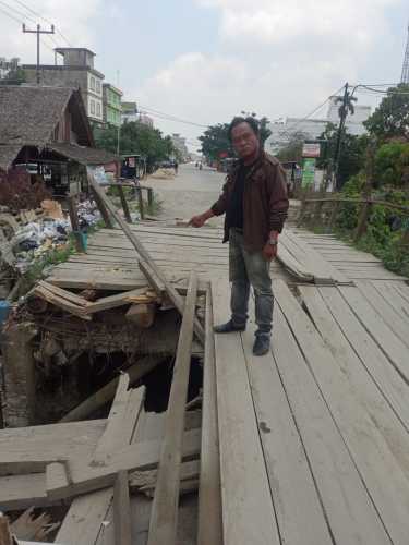 Masyarakat Desa Kotabaru Seberida Keritang Keluhkan Ambruknya Jembatan Parit Landang Kedua Kalinya