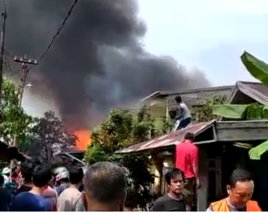 Api Mengamuk di Suwito Tarjo Lenyapkan 4 Rumah Seketika