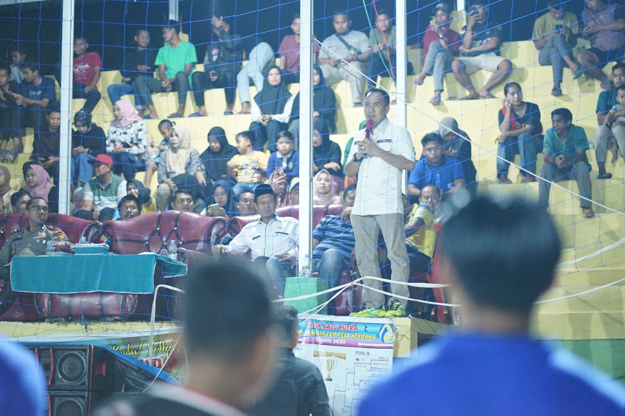 Disaksikan Ratusan Penonton, Dr. H. Ferryandi Tutup Open Turnamen Volly Ball Pemuda Kemuning CUP 2022