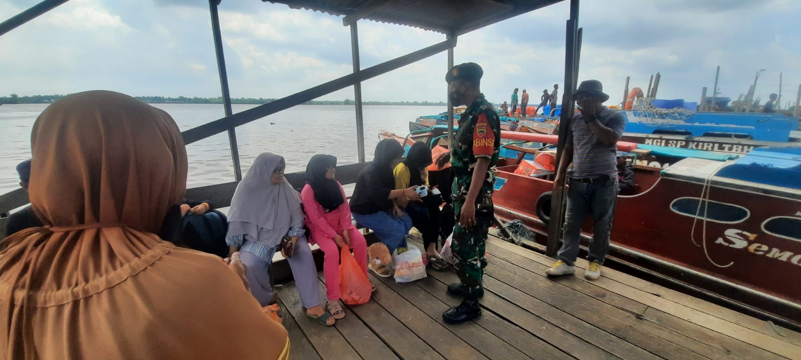 Serda Suratno Awasi Mobiltas Penumpang di Pelabuhan Pasar Terapung