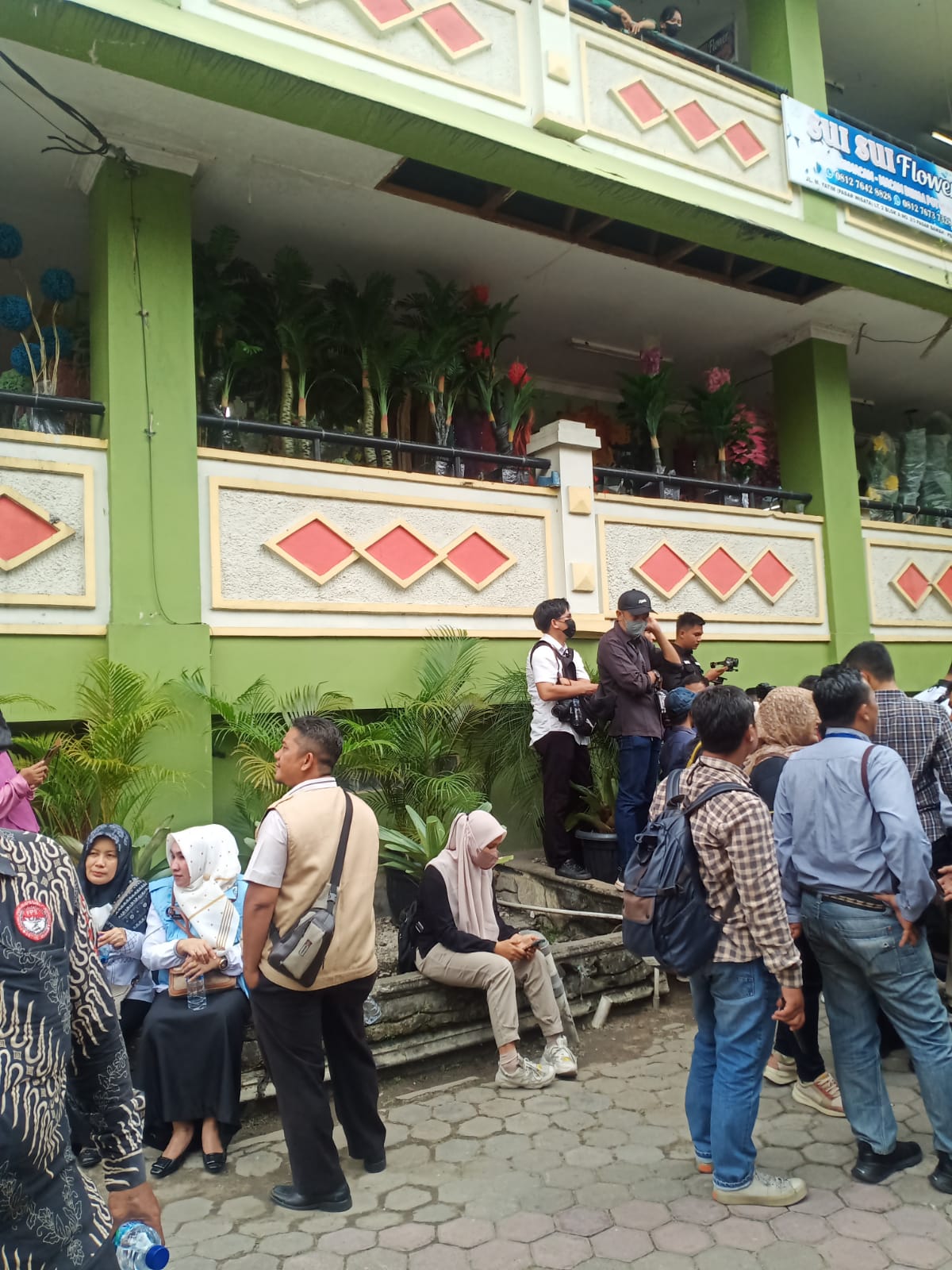 Wartawan Rela Berdiri Hampir Dua Jam, Demi Bisa Liput Kunker RI 1, Pasar Bawah Pekanbaru