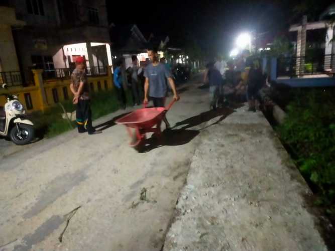 Semangat Gotong Royong,  Warga Jl.H Chalid Lakukan Pelebaran Badan  Jalan Secara Swadaya