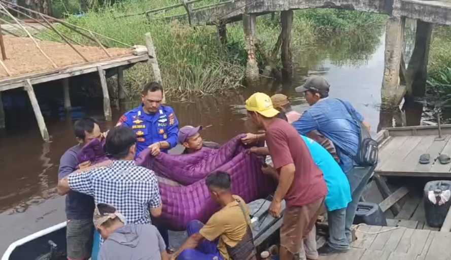 Bawa Speedboat Patroli, Personil Satpolairud Polres Inhil Sigap Antarkan Warga Yang Sakit Dari Pelosok Desa Menuju Ibu Kota