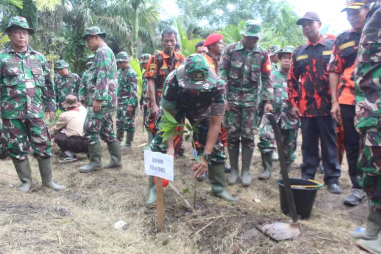 Puncak Rangkaian Karya Bakti TNI Peduli Banjir,Kodim 0314/Inhil Tanam Ribuan Pohon