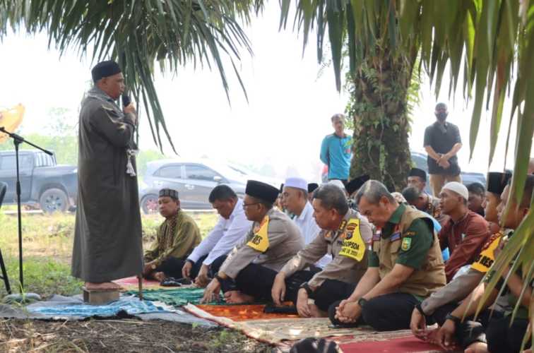 Gubri Bersama PJU Polda Riau Sholat Istisqa Bersama di Lokasi Karlahut