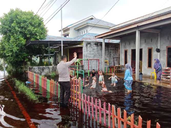 Kapolres Bengkalis Meninjau langsung Masyarakat Terdampak Banjir Di Kecamatan Bengkalis