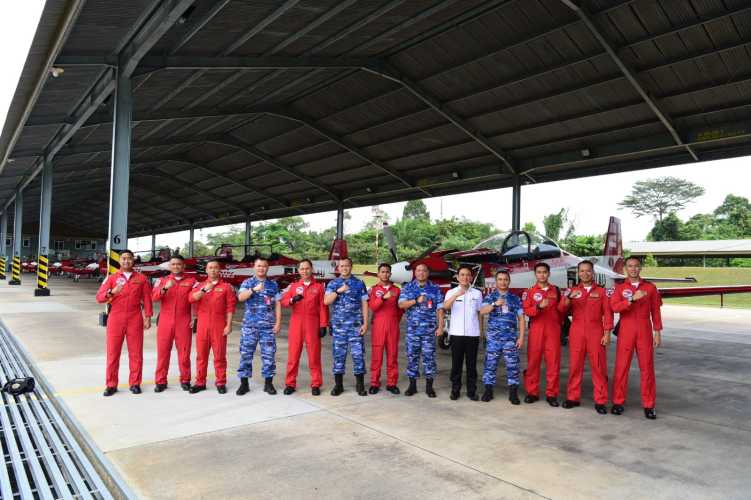 Jupiter Aerobatik Team (JAT) Sambangi Lanud Roesmin Nurjadin Pekanbaru