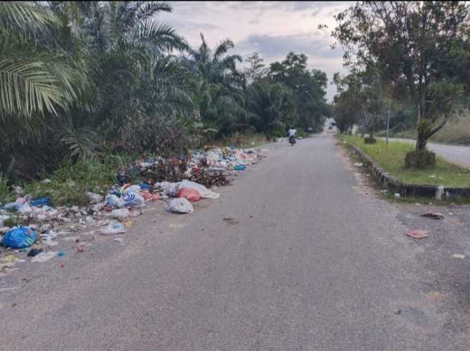 Jalan  Ring Road Pirdam Bagan Batu Jadi Tempat Tumpukan Sampah