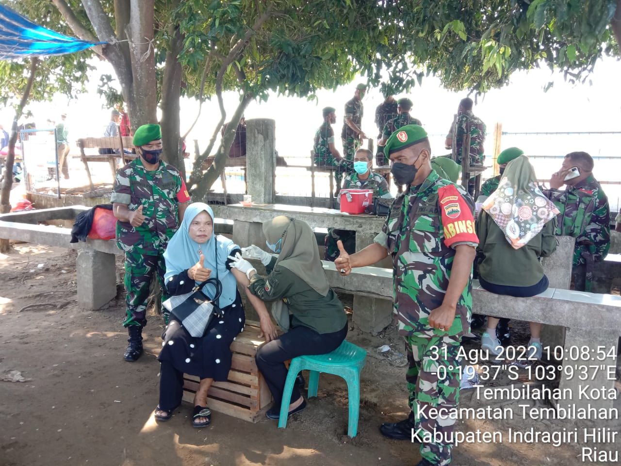 Danpos  Koramil 01/Tembilahan Mendampingi Vaksinasi Covid -19 di Pelabuhan Baruna