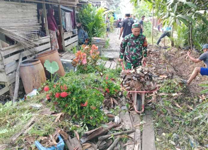 Danpos Keritang Koramil 09/Kemuning Gelar Karya Bakti TNI Cegah Banjir