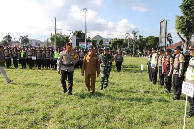 Ratusan Personil Diterjunkan  Pada Apel Gelar Pergeseran Pasukan Pengamanan TPS Di Kabupaten Cilacap