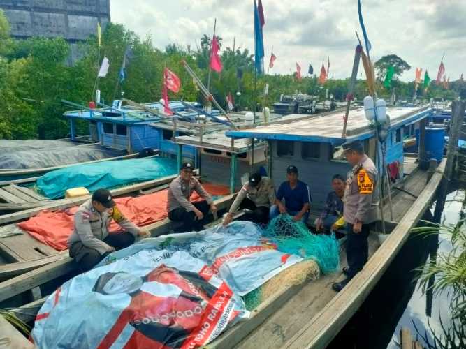 Kepiawaian Kapolsek Bengkalis Sampaikan Pesan Pemilu Damai Kepada Nelayan di Selat Melaka Hingga Mudah Dipahami