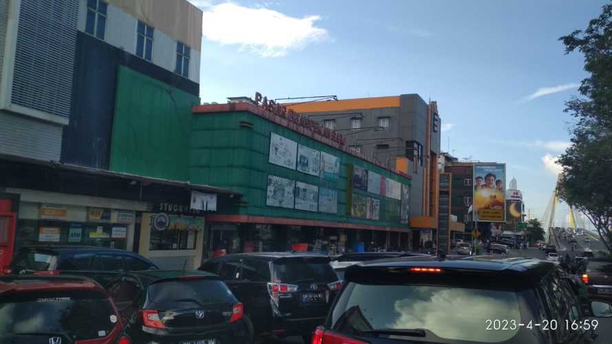 Rawan Laka dan Bahayakan Pengendara Lalin  Parkir Depan Pasar Buah Pekanbaru 'Makan' Badan Jalan Protokol, Dishub dan Polantas Kota 'Adem Ayem'