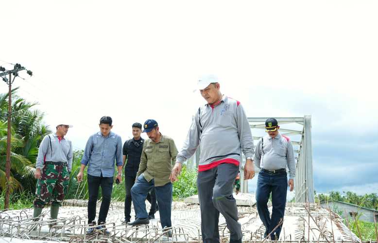 Seusai Melaksanakan Panen Raya,Pj.Bupati Meninjau Infrastruktur Kecamatan Yang Masih Tahap  Pengerjaan