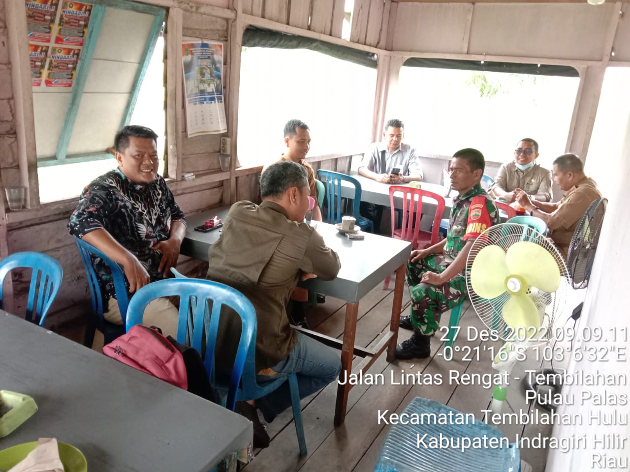 Danpos Koramil 01/Tembilahan Komsos Bersama Sekcam dan Staf Kecamatan Tembilahan Hulu