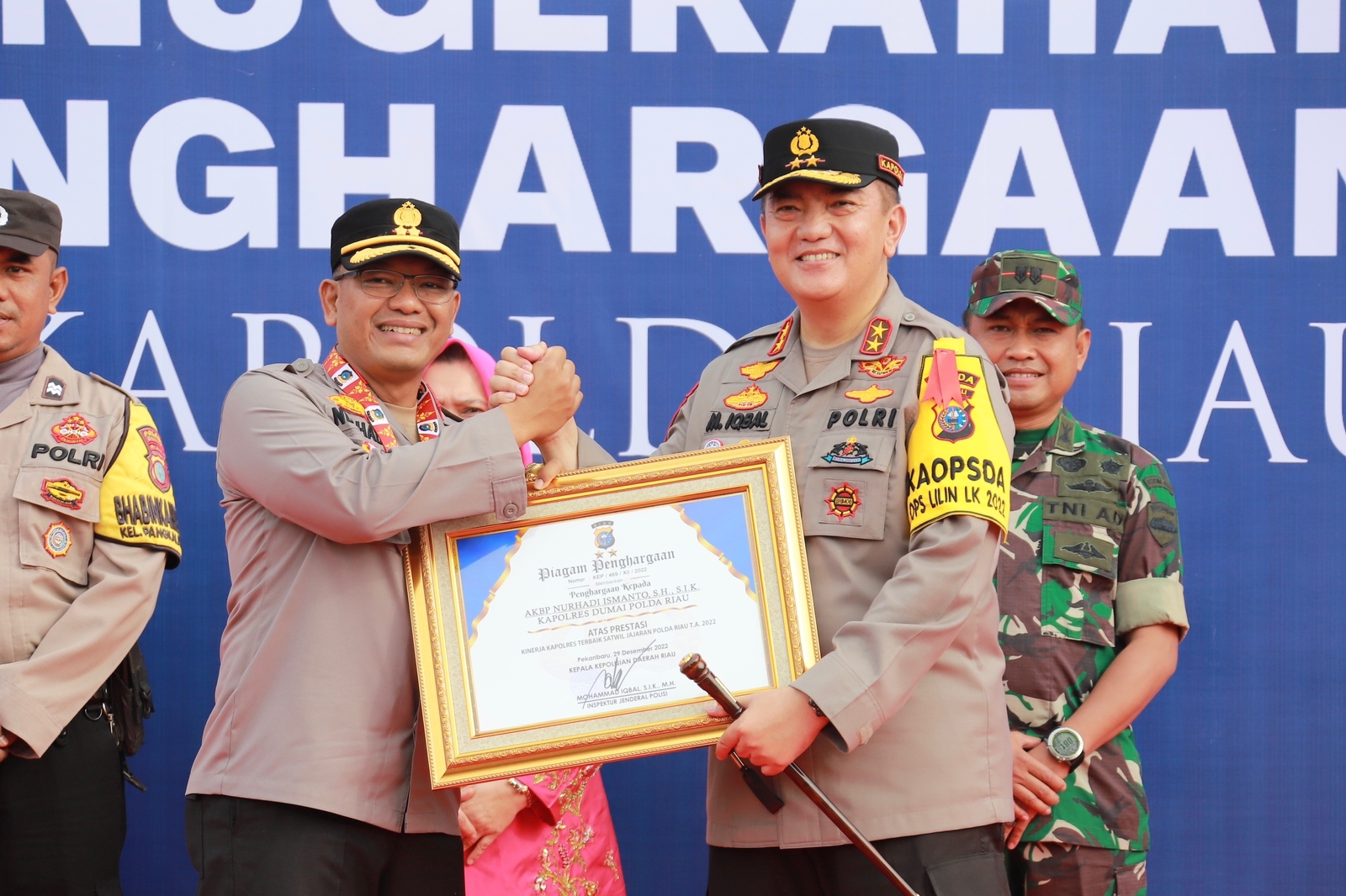 Kapolda Riau Irjel Pol Mohammad Iqbal, S.I.K, M.H Memberikan Penghargaan Kepada Kapolres Dumai