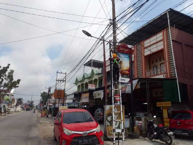 PLN Icon Plus Tertibkan Kabel Fiber Optik yang Tak Berizin di Jalan Arifin dan Jalan Delima Pekanbaru