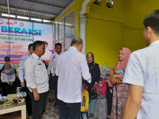 Ketua Pelaksana TPPS Inhil H.Syamsuddin Uti Serahkan Paket Nutrisi Kepada Bayi dan Kelurga Beresiko Stunting