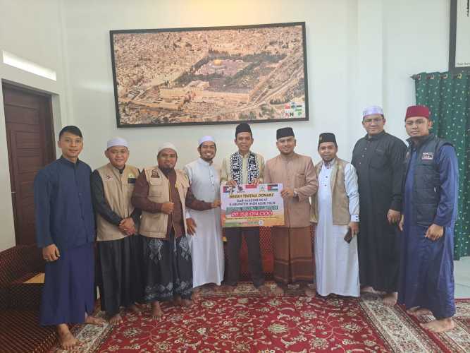 Pejuang Subuh Tembilahan Serahkan Donasi Masyarakat Indragiri Hilir Untuk Palestina Ke Baznas Provinsi Riau