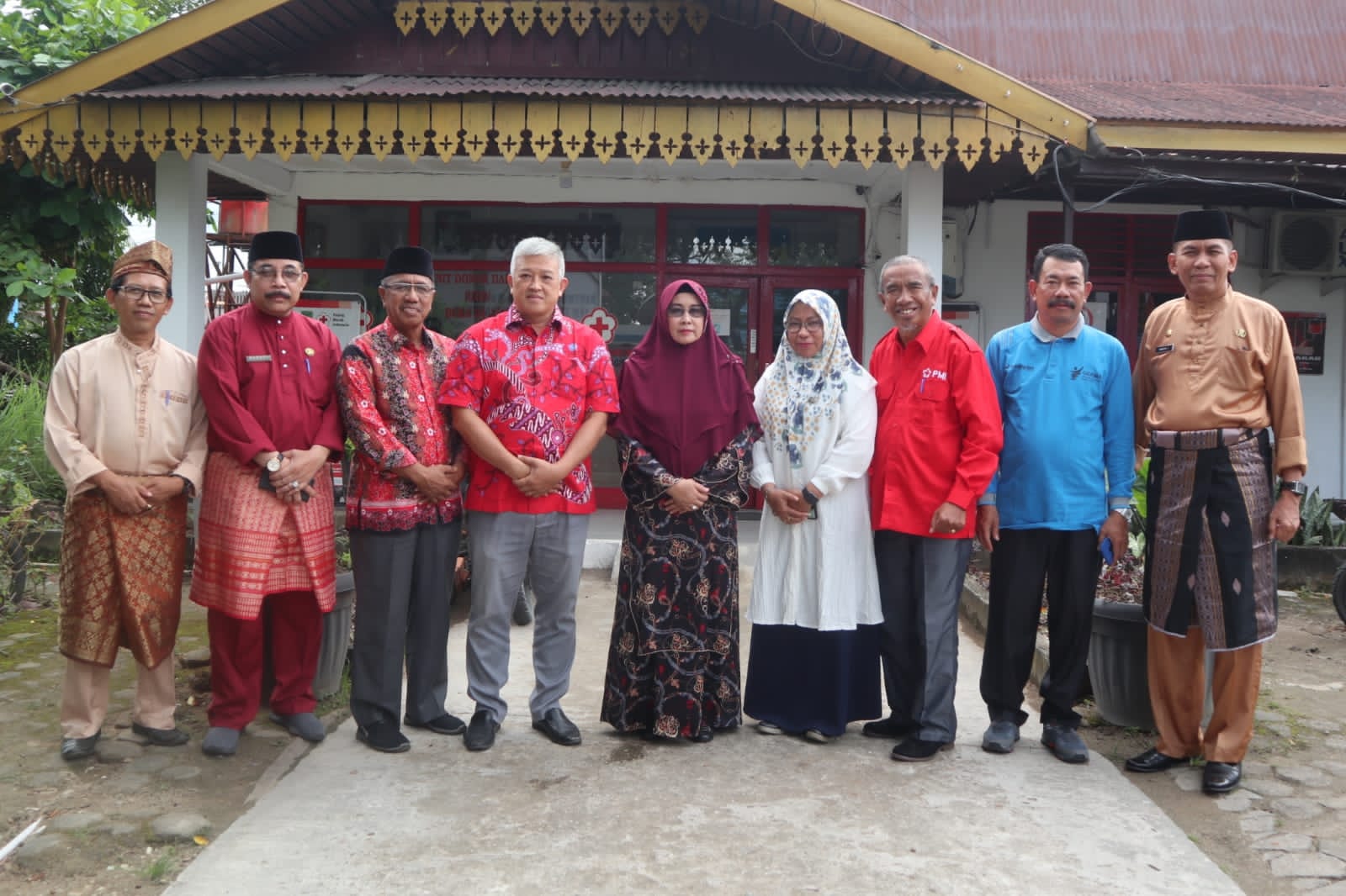 Galeri Ketua palang merah Indonesia (PMI) Inhil pimpin rapat evaluasi bersama kepengurusan PMI Inhil yang baru