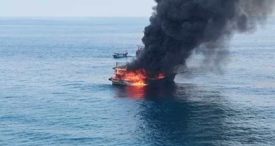 KMP ROYCE 1 Terbakar di Selat Sunda