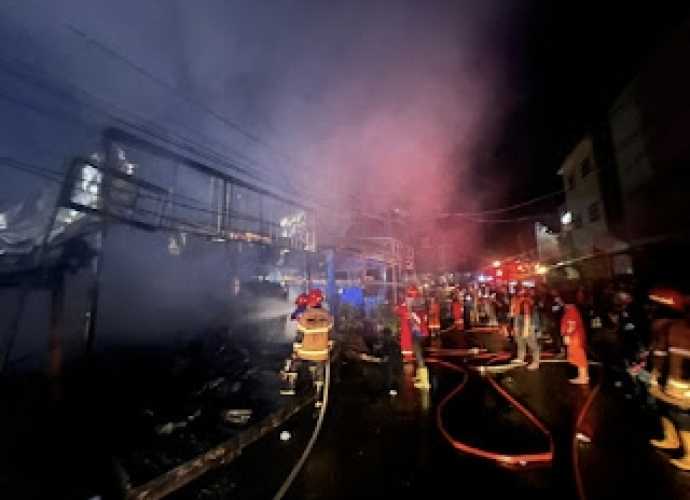 Konter HP Jalan H.Sadri Dini Hari Tadi Terbakar,Satu Orang dikabarkan Terluka