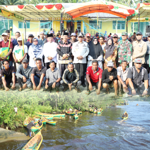 Dalam Kunkernya di Desa Bente,Bupati H.M Wardan Berikan Bantuan Produktif Baznas Kepada Para Nelayan