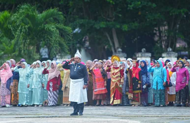 Kabid SD dan GTK Disdik Inhil Jadi Komandan Upacara Peringatan Hardiknas Tingkat Kabupaten Tahun 2024