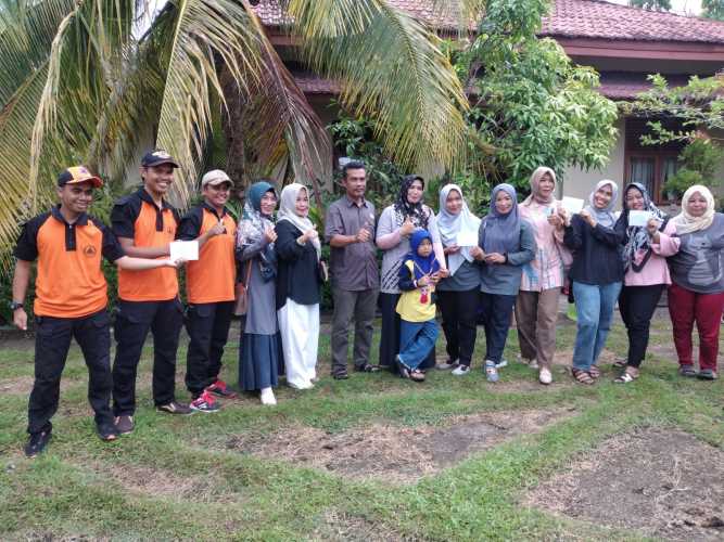 Semarak HPN Riau, DPMD Inhil Gelar Lomba Menyolak dan Membuat Minyak Goreng dari Kelapa